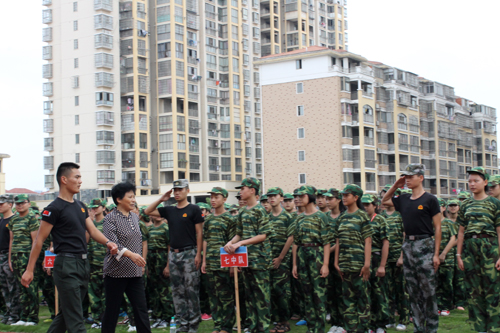 李校長檢閱隊列