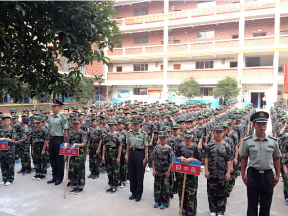 現(xiàn)外象湖校區(qū)舉行2016級初一新生軍訓(xùn)開營儀式