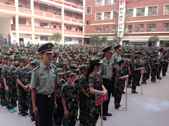 現(xiàn)外象湖校區(qū)舉行2016級初一新生軍訓(xùn)開營儀式